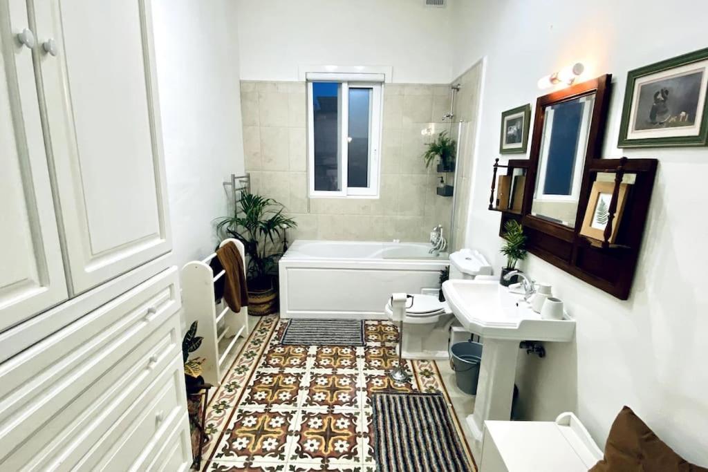 Free Breakfast, Pool, Spacious Aircon Hideaway Apartment Mosta Bagian luar foto