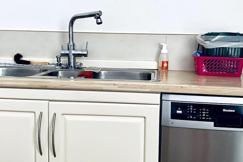 Free Breakfast, Pool, Spacious Aircon Hideaway Apartment Mosta Bagian luar foto