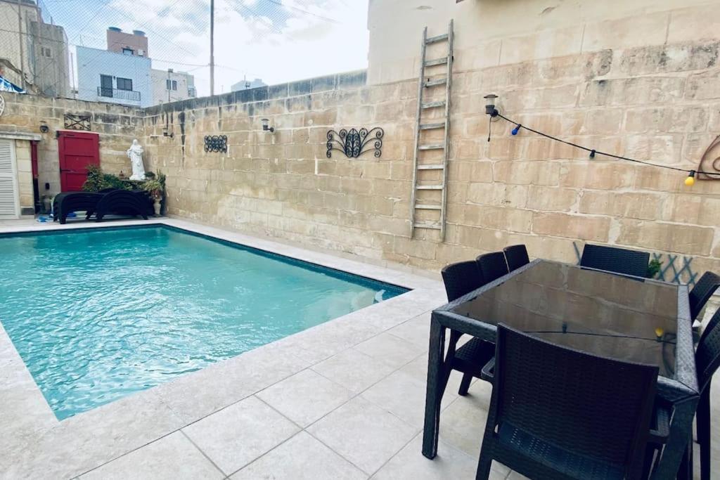 Free Breakfast, Pool, Spacious Aircon Hideaway Apartment Mosta Bagian luar foto
