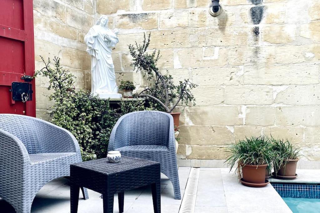 Free Breakfast, Pool, Spacious Aircon Hideaway Apartment Mosta Bagian luar foto