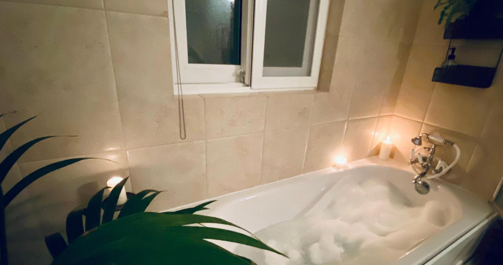 Free Breakfast, Pool, Spacious Aircon Hideaway Apartment Mosta Bagian luar foto
