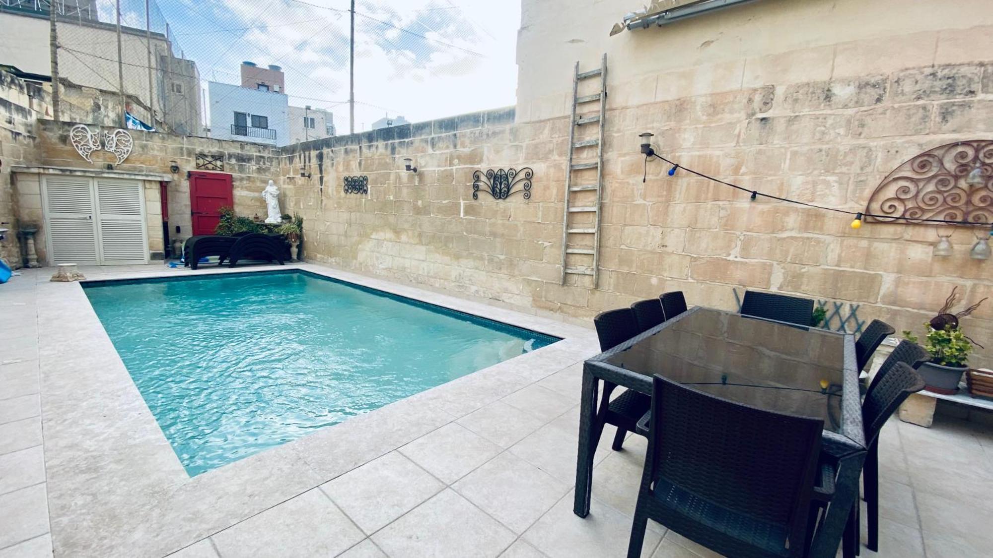 Free Breakfast, Pool, Spacious Aircon Hideaway Apartment Mosta Bagian luar foto